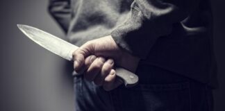 Sant'Antimo, minaccia l'ex collega e la attende impugnando un coltello e una rosa. Arrestato 25enne