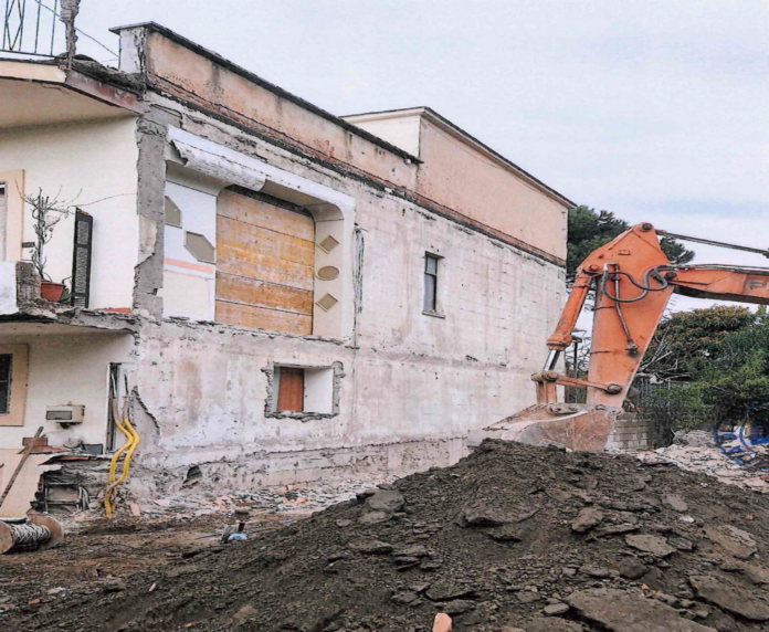 abbattimento pompei Pompei, ruspe su una villetta abusiva: l'abbattimento a 27anni dalla sentenza