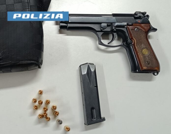 Acerra, sorpreso con una pistola e munizioni. Arrestato 19enne