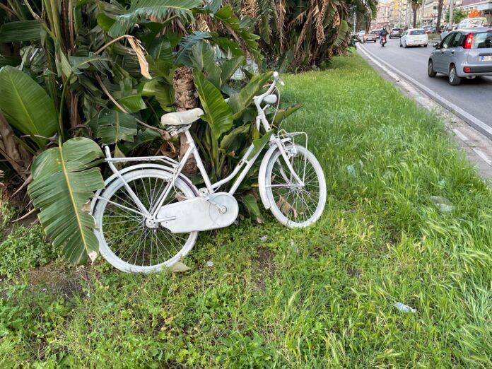 Napoli, una "bici bianca" a via Argine in ricordo dei ciclisti vittime della strada