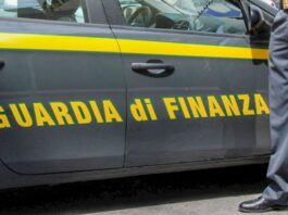 Poggiomarino: scoperto capannone abusivo con lavoratori in nero, merce contraffatta e fuochi illegali