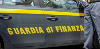 Poggiomarino: scoperto capannone abusivo con lavoratori in nero, merce contraffatta e fuochi illegali
