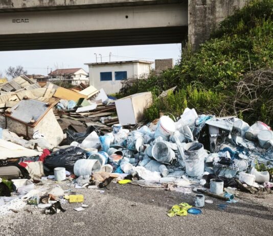 Acerra, nel cuore della terra dei fuochi le guardie LIPU rinvengono due discariche di rifiuti speciali