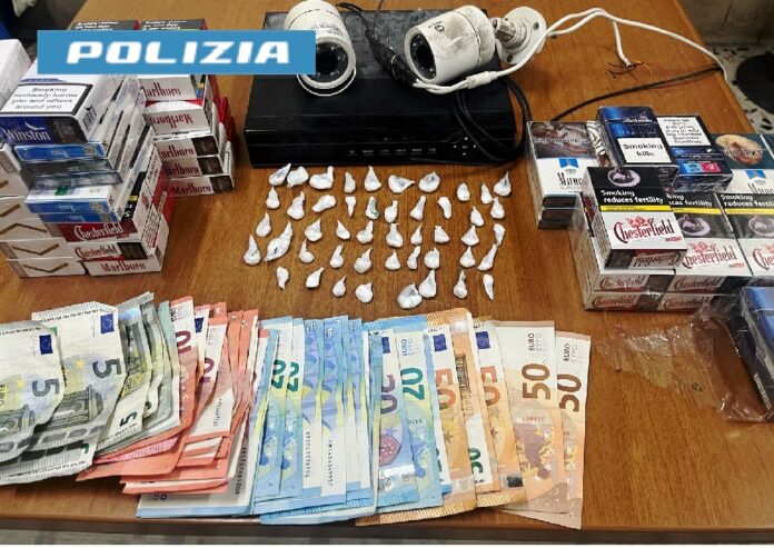 Napoli, Quartieri Spagnoli: sorpreso a spacciare dalla finestra di casa. Arrestato 55enne