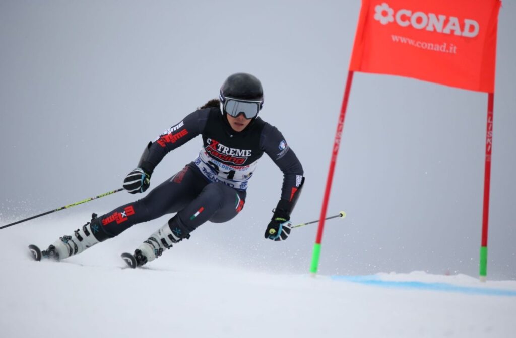 Una novella Shiffrin che parte da San Giuseppe Vesuviano, in Campania e sbaraglia le avversarie di tutto il mondo. Nata a Napoli il 28 maggio 2009 da papà italiano e mamma colombiana-equadoregna, ha mosso i primi passi sulle nevi di Roccaraso (dove si allena ancora oggi) all’età di tre anni e mezzo mostrando la sua tenacia, già da così piccina.

Dai 9 ai 14 anni, con costanza, determinazione e tenacia, in ogni stagione ha conquistato il primo posto in quasi tutte le competizioni del comitato campano, ma soprattutto  è salita sul gradino più alto del podio nelle sue prime finali nazionali, dimostrando da subito di essere una giovane promessa dello sci campano e italiano.

Oggi Giada D’Antonio, a soli 15 anni, registra un palmares di vittorie nazionali e internazionali da far invidia ai più grandi atleti dello sci mondiale (forse anche a Mikaela Shiffrin alla quale dice di ispirarsi) e affronta le sue sfide con fierezza ed umiltà mirando al suo grande sogno: la Coppa del Mondo.

Ieri a Roccaraso i ragazzi del comitato, con il presidente Antonio Barulli, hanno festeggiato  sia lei e sia Giancarlo Ferrara del SAI,  undicesimo in slalom e terzo nel gigante della selezione nazionale, anche lui inserito nella squadra italiana.

“Mi complimento con Giada e Giancarlo – ha dichiarato il presidente Barulli - ma ci tengo a ringraziare tutti gli atleti, gli allenatori e i genitori per il lavoro svolto e per l’impegno profuso, che hanno permesso al nostro comitato di raggiungere risultati di vertice in campo internazionale. Grazie a questo impegno corale oggi abbiamo una squadra compatta con atleti che compaiono nei primi trenta classificati in campo nazionale, un risultato mai stato raggiunto fino ad oggi”.