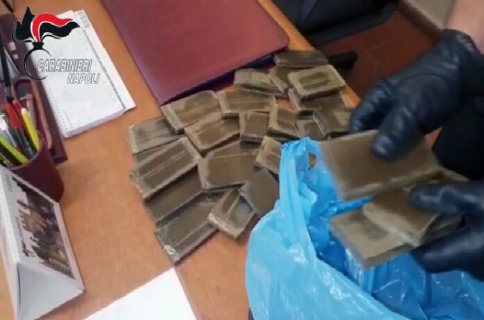 Torre del Greco, getta droga nel WC durante una perquisizione. Arrestato 29enne