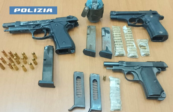 Napoli, Villaricca: sorpreso con armi, droga e munizioni. Arrestato un soggetto