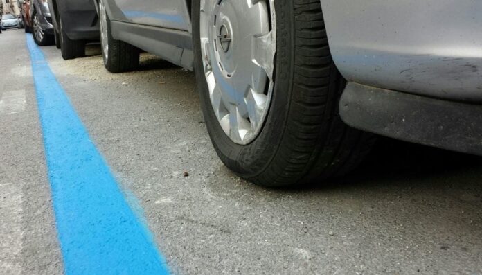 Castellammare, strisce blu: pagamento frazionato dopo la prima ora e agevolazioni per i residenti con auto elettrica