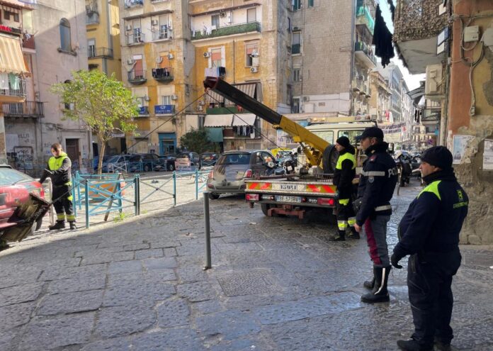 Controlli a Vicaria, rimossi 14 veicoli