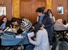 Piano di Sorrento, il benvenuto ai nuovi nati nel 2025: la cerimonia in Comune con i piccoli e le famiglie