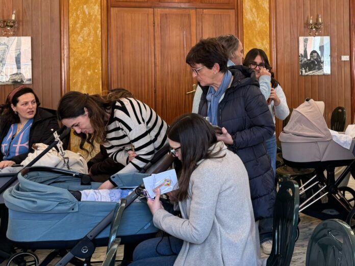 Piano di Sorrento, il benvenuto ai nuovi nati nel 2025: la cerimonia in Comune con i piccoli e le famiglie