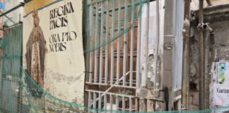 Portone aperto della Chiesa di Santa Maria della Pace: intervento della Polizia Municipale