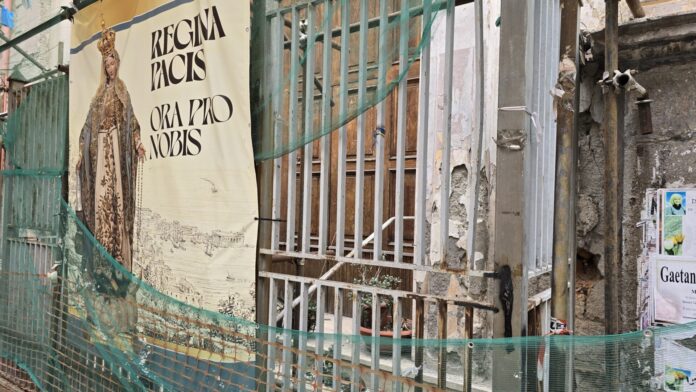 Portone aperto della Chiesa di Santa Maria della Pace: intervento della Polizia Municipale