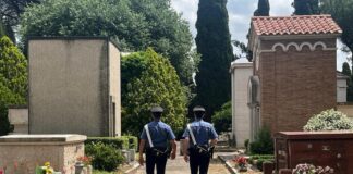 Palma Campania: decine di rosari, statuette e una penna donata da una bambina al nonno defunto rubati