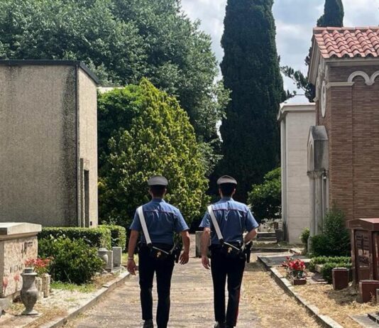 Palma Campania: decine di rosari, statuette e una penna donata da una bambina al nonno defunto rubati