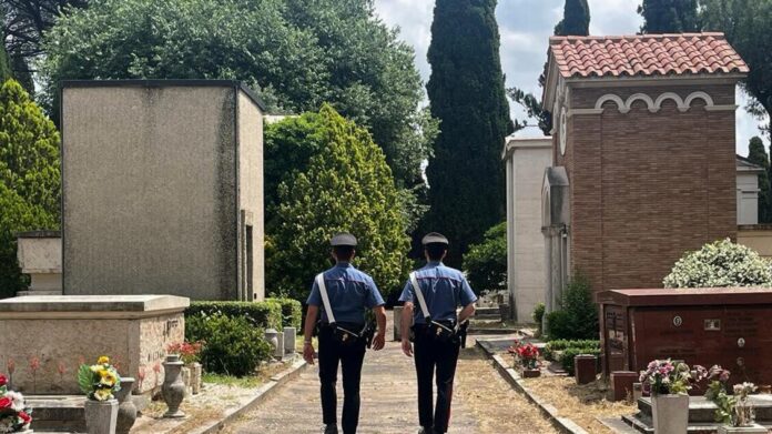 Palma Campania: decine di rosari, statuette e una penna donata da una bambina al nonno defunto rubati