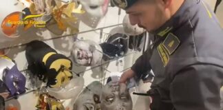 Carnevale, maxi sequestro a Napoli di articoli contraffatti