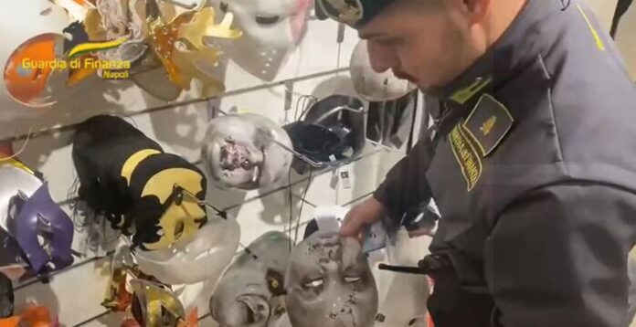 Carnevale, maxi sequestro a Napoli di articoli contraffatti