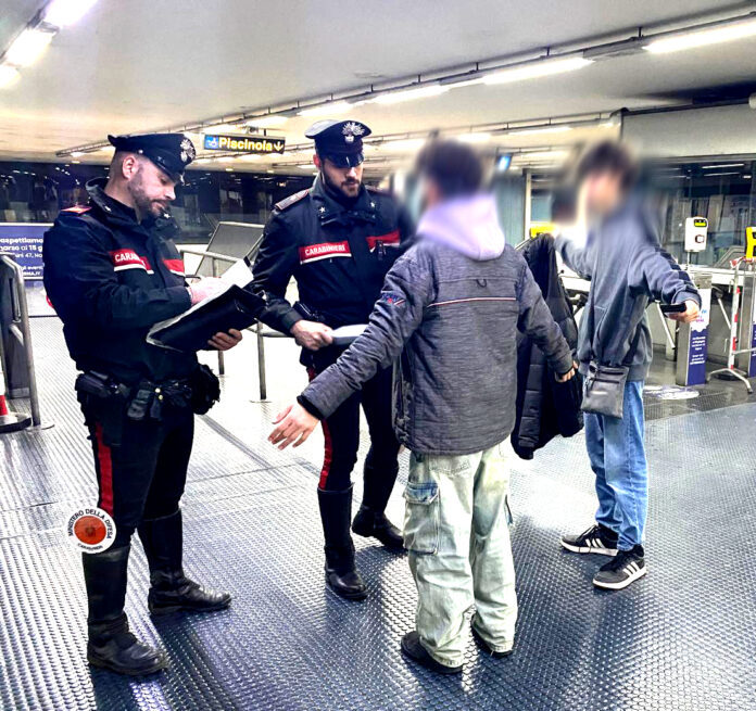 Napoli, Chiaia e Vomero: controlli con i metal detector. Super alcolici e non solo nel mirino