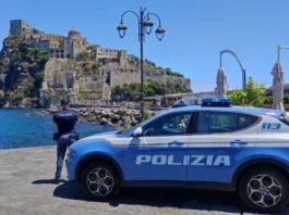 Forio d’Ischia: sopresi con smartphone e auricolari falsi. Denunciate due persone