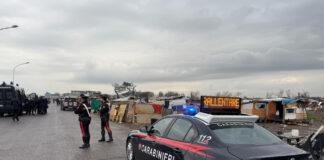 Qualiano, carabinieri al campo Rom. Obbligo scolastico, reati e rifiuti nella lente dei controlli