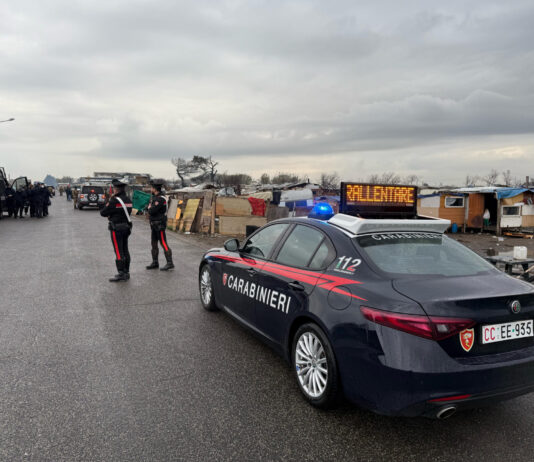 Qualiano, carabinieri al campo Rom. Obbligo scolastico, reati e rifiuti nella lente dei controlli