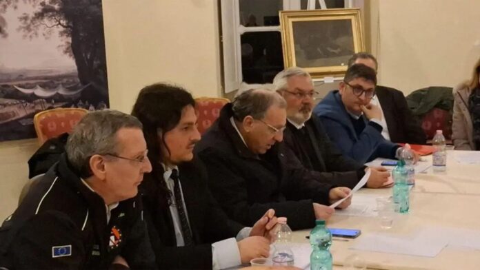 Il sindaco di Napoli, Gaetano Manfredi, ha chiuso le scuole della X Municipalità Bagnoli-Fuorigrotta. Stessa decisione a Pozzuoli, dove sindaco Gigi Manzoni ha sospeso le attività didattiche per tutte le scuole. Alunni in classe invece a Bacoli, Quarto e Monte di Procida