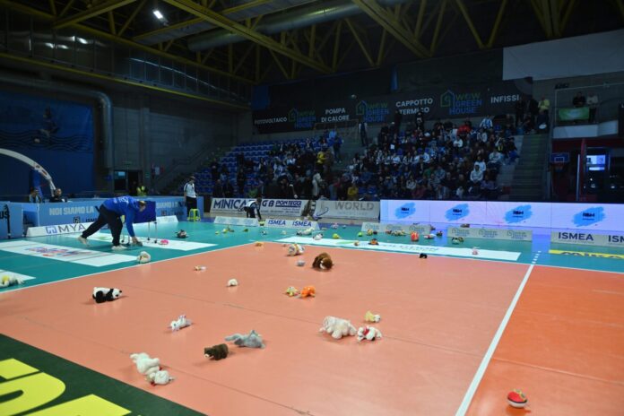 Virtus Aversa e la magia del Teddy Bear Toss: oltre 500 peluche per i bambini dell'ospedale 'Moscati'