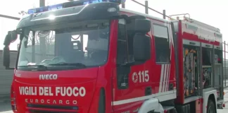 Pompei, camion dei Vigili del Fuoco sfonda la nuova fontana sul sagrato della Basilica