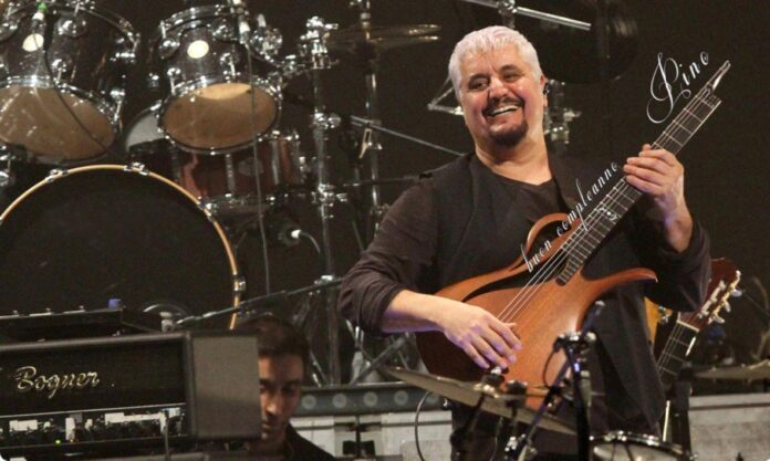 “Puorteme a casa mia”, Pino Daniele rivive a Napoli con “Je sto vicino a te forever”