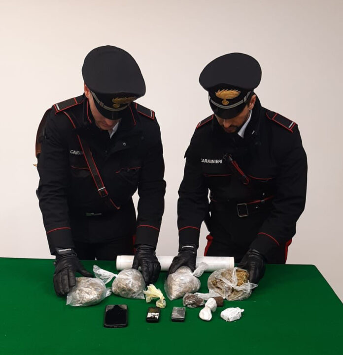 Castellammare di Stabia, arrestati padre e figlio per spaccio