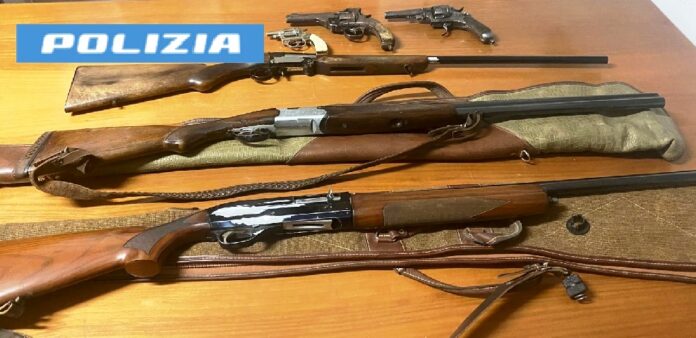 Controlli straordinari a Nola, rinvenuti e sequestrati 3 fucili e 3 pistole ad opera di ignoti