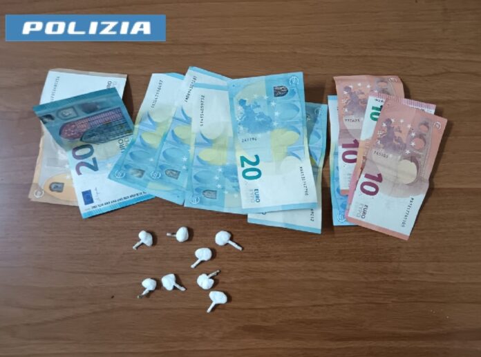 Napoli, Porta Capuana: alla vista degli agenti si disfa della droga. Arrestato un 30enne