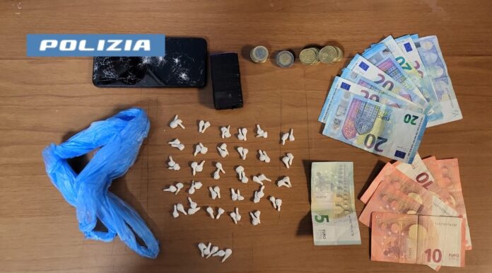 Napoli: centro storico, sorpreso con la droga. Arrestato un 16enne