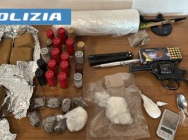 Barra: alla vista della Polizia si dà alla fuga, in casa deteneva droga e armi. Arrestato un 46enne