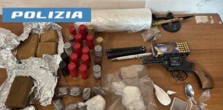 Barra: alla vista della Polizia si dà alla fuga, in casa deteneva droga e armi. Arrestato un 46enne
