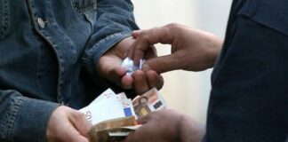 Napoli, arrestato pusher 30enne. Trovato con 160 grammi di hashish