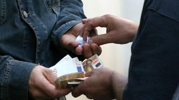 Napoli, arrestato pusher 30enne. Trovato con 160 grammi di hashish