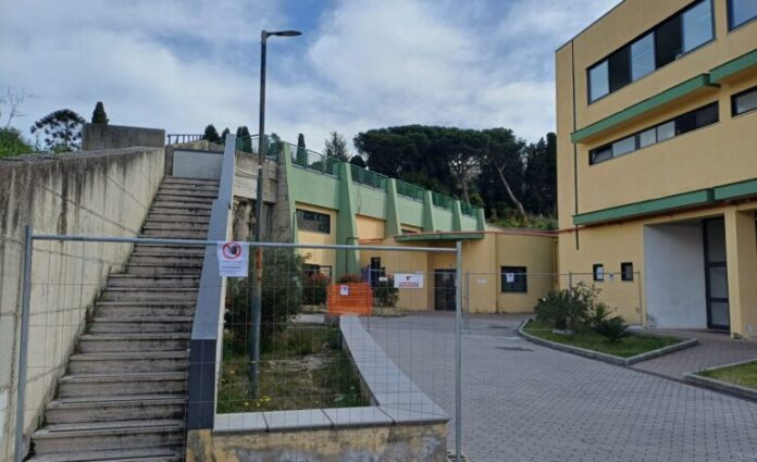 Pozzuoli, scuole chiuse anche oggi dopo il terremoto ai Campi Flegrei