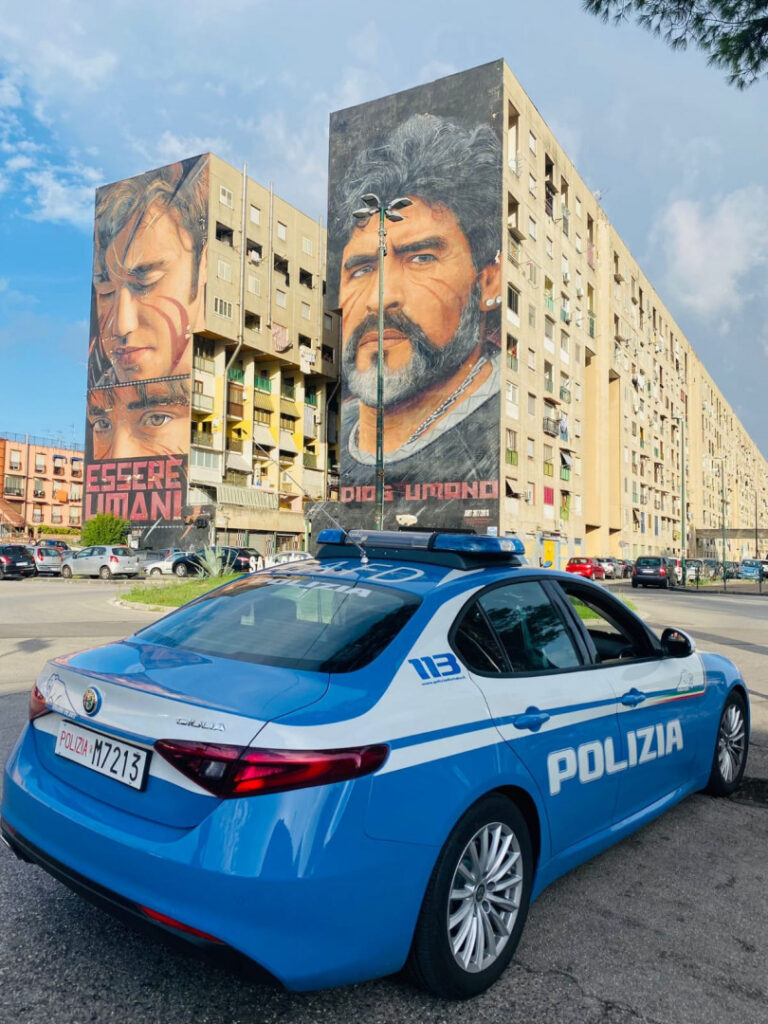 Barra: alla vista della Polizia si dà alla fuga, in casa deteneva droga e armi. Arrestato un 46enne