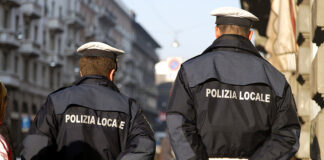 Torre Annunziata, tenta la fuga durante un controllo e investe un vigile con il motorino: arrestato