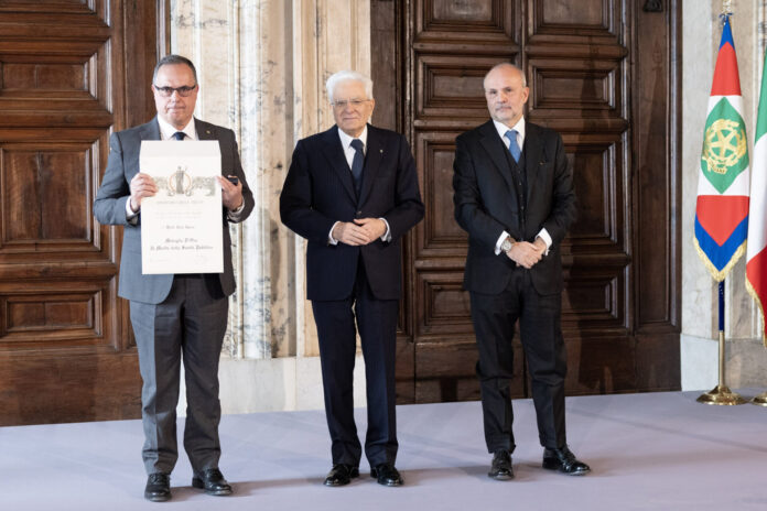 Il Presidente della Repubblica Sergio Mattarella consegna la Medaglia d’Oro “Al merito della Sanità Pubblica” al professore Ciro Aprea dell'UNISA Il Presidente della Repubblica Sergio Mattarella consegna la Medaglia d’Oro “Al merito della Sanità Pubblica” al professore Ciro Aprea dell'UNISA
