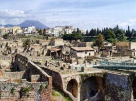 Ercolano, la Via Crucis tra gli Scavi: fede e storia si incontrano nel Parco Archeologico