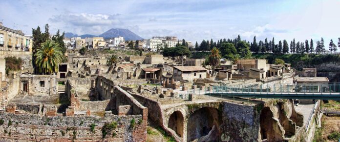 Ercolano, la Via Crucis tra gli Scavi: fede e storia si incontrano nel Parco Archeologico