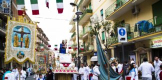 Napoli, lite tra donne finisce in sparatoria durante la processione della Madonna dell'Arco: due feriti