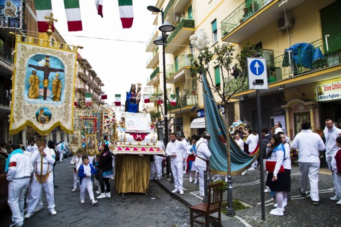 Napoli, lite tra donne finisce in sparatoria durante la processione della Madonna dell'Arco: due feriti