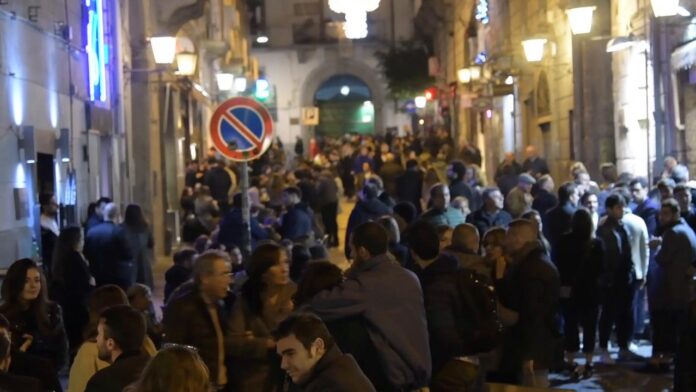 Napoli, movida ai “baretti” di Chiaia: minori armati, parcheggiatori abusivi e una 32enne ubriaca al volante