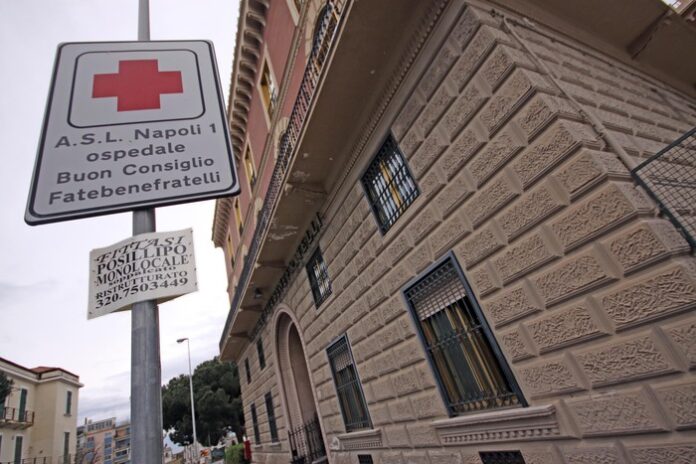 Napoli, aggredisce infermiera al pronto soccorso: arrestato 24enne a Posillipo