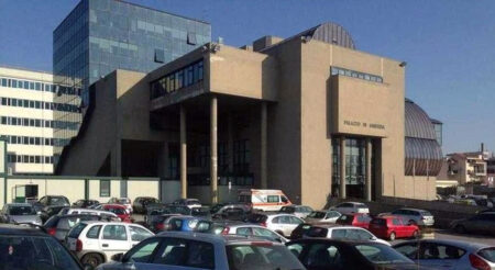 Tragedia al tribunale di Torre Annunziata: 75enne si accascia e muore mentre aspetta il figlio
