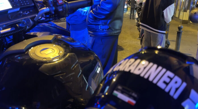 Napoli, controlli nella movida: 16enne armato con manganello. Denunciato